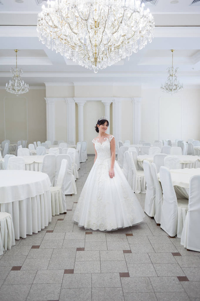 mooie bruid in trouwjurk - Foto, afbeelding
