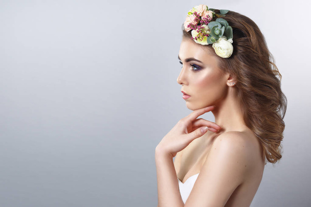 Delicate portrait of young woman with wreath on head - Foto, imagen