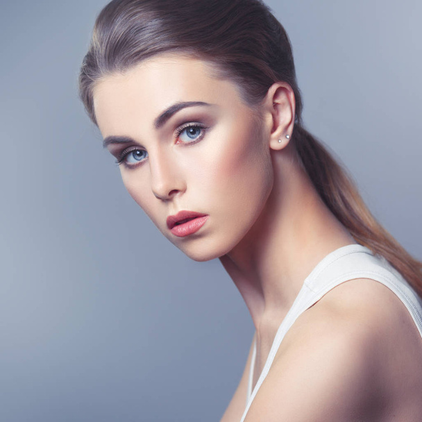 portrait of young woman with natural makeup - Foto, afbeelding