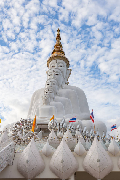 Iso Buddha Phasornkaew temppelissä, Khao Kho, Phetchabun, Thaimaa
 - Valokuva, kuva