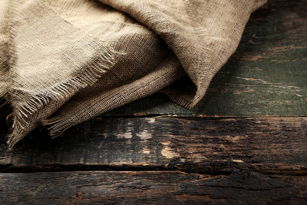 Tecido de pano de saco na mesa de madeira velha
 - Foto, Imagem