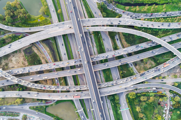 Liikenneympyrän moottoritie, jossa on vihreä puiden risteystie
 - Valokuva, kuva