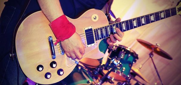Gitarzysta gra gitara elektryczna na scenie podczas koncertu z v - Zdjęcie, obraz