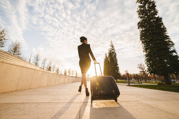woman in flight stewardess carries a suitcase - Foto, imagen