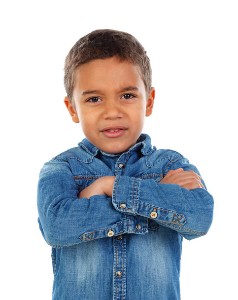 милый маленький африканский мальчик в джинсовой рубашке со скрещенными руками на белом фоне
 - Фото, изображение