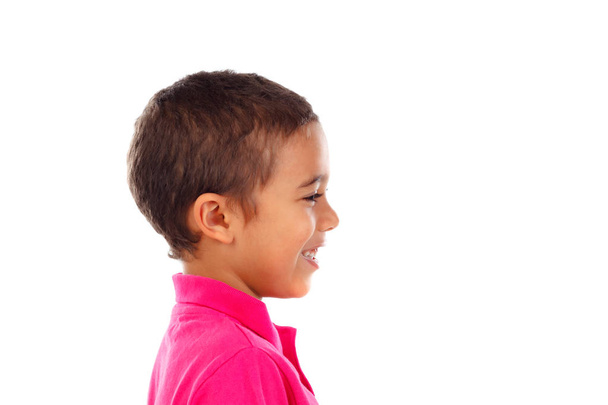söpö onnellinen pieni afrikkalainen poika vaaleanpunainen t-paita eristetty valkoisella taustalla
 - Valokuva, kuva
