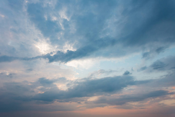 Chmura na błękitnym niebie - Zdjęcie, obraz