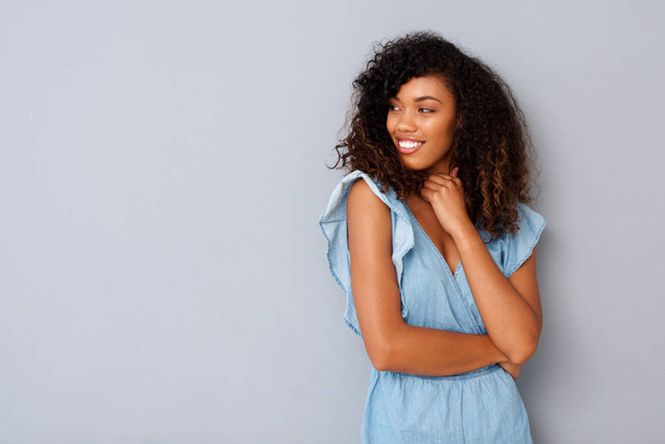 Muotokuva nuori afrikkalainen amerikkalainen nainen kihara tukka katselee kopiotilaa
 - Valokuva, kuva