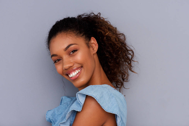 Gros plan portrait horizontal de belle jeune femme afro-américaine sur fond gris
 - Photo, image