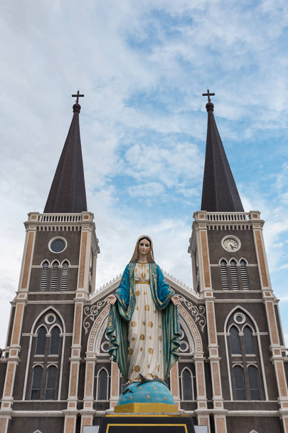 La Beata Vergine Maria davanti alla Diocesi Cattolica Romana
,  - Foto, immagini