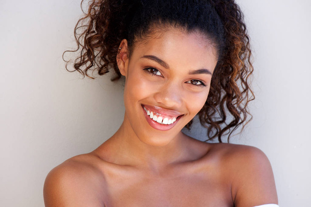 Portret piękne młode african american kobieta uśmiechając się białym tle z bliska - Zdjęcie, obraz