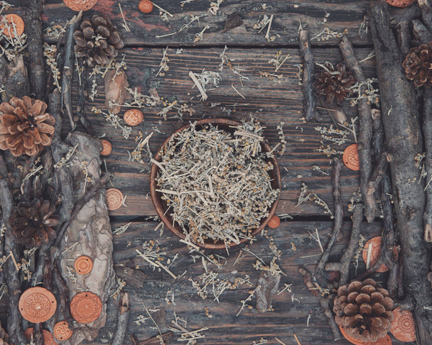 Aromás száraz növény az alternatív gyógyászat - üröm egy fából készült asztal - Fotó, kép