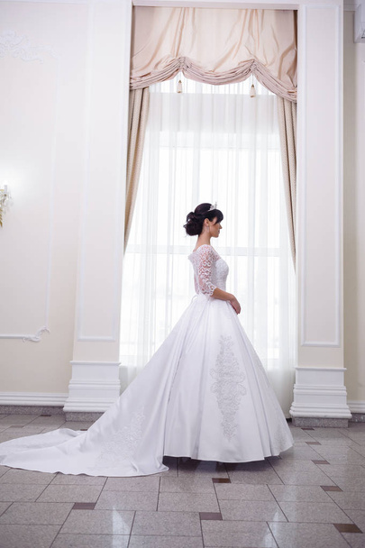 Beautiful bride in white interior - Zdjęcie, obraz