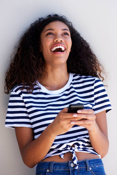 Πορτρέτο της νεαρής γυναίκας γελώντας με κινητό τηλέφωνο - Φωτογραφία, εικόνα
