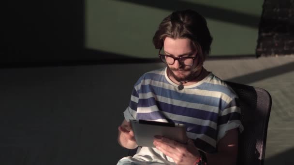 Bearded Man Uses Tablet - Filmagem, Vídeo