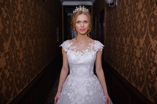 Beautiful bride in hall - Foto, Imagem