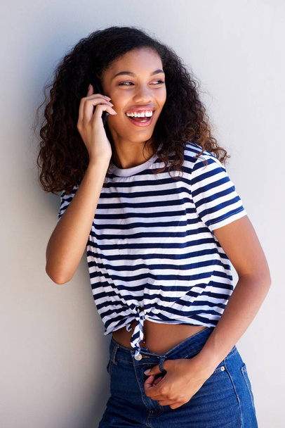 Πορτρέτο του χαρούμενος νεαρός αφρικανική αμερικανική γυναίκα που μιλάμε για smartphone - Φωτογραφία, εικόνα