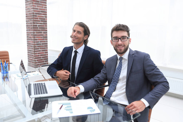 two business person sitting behind a Desk - Foto, immagini