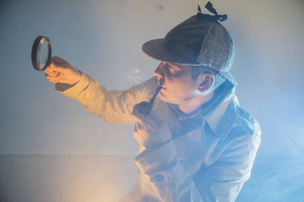 Шерлок Холмс в студии детектив за работой с лупой и трубой
 - Фото, изображение