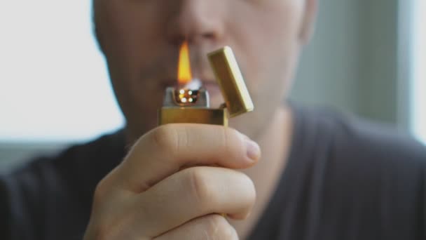 Mann zündet sich Zigarette mit Feuerzeug an. - Filmmaterial, Video