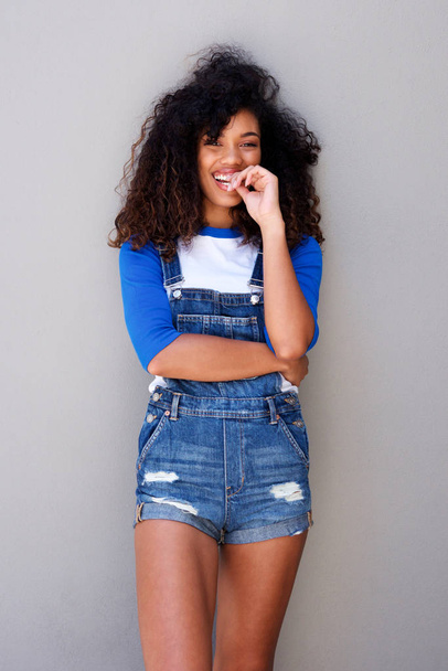 Portrét cool mladé afroamerické ženy úsměvem šedé zdi - Fotografie, Obrázek