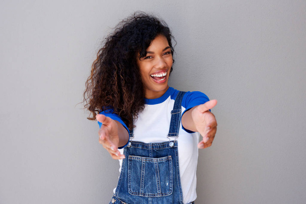 Portrait de jeune femme afro-américaine heureuse accueillant à bras ouverts
 - Photo, image