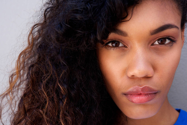 Portrét krásné mladé afroamerické ženy zíral zblízka - Fotografie, Obrázek