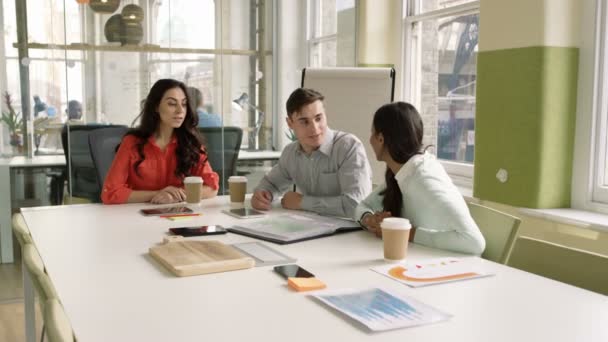 4 k mladým neformální obchodní tým na schůzce v moderní městské kanceláři - Záběry, video