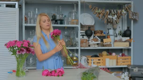 professionelle Floristin sortiert Blumen im Atelier - Filmmaterial, Video