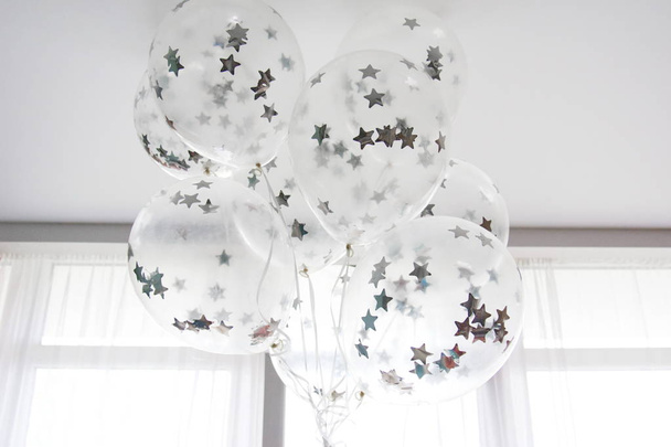 Tavan altında Gümüş Yıldız ile uçan beyaz balonlar - Fotoğraf, Görsel