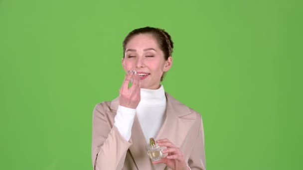 Seller of cosmetics advertises a pleasant fragrance of perfume. Green screen. Slow motion - Felvétel, videó