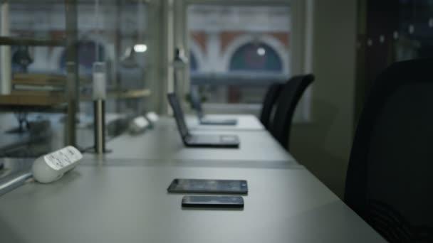 4k εσωτερικό του άδειο πόλη γραφείο με διάφορες συσκευές τεχνολογίας στο γραφείο - Πλάνα, βίντεο