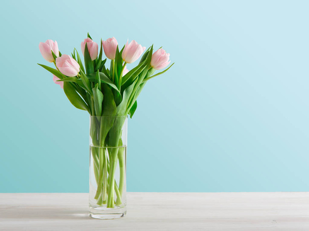 ramo de tulipanes rosados sobre fondo azul
 - Foto, Imagen