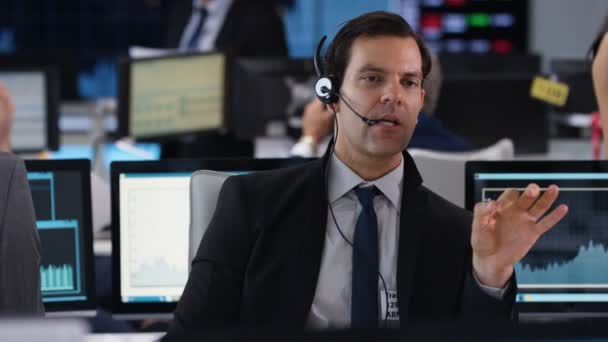 4k mosolygó pénzügyi trader tárgyalási foglalkozik telefonon portréja - Felvétel, videó
