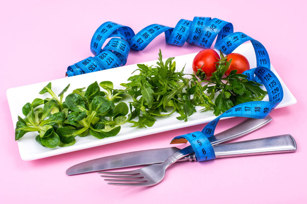 El concepto de pérdida de peso. Alimento dietético, ensalada verde
 - Foto, Imagen