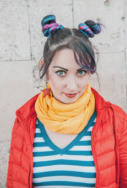Giovane bella moda hipster donna con i capelli colorati
  - Foto, immagini
