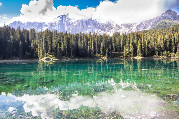Karersee, järvi Dolomiiteissa Etelä-Tirolissa, Italiassa
 - Valokuva, kuva