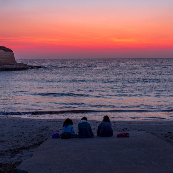 日の出を見ている 3 人の友人 - 写真・画像