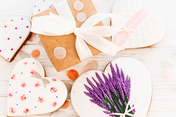 levendula virág és kézműves ajándék doboz fehér rusztikus fa háttér lapos szív cookie feküdt. Boldog anyák napja üdvözlőlap. hely, a szöveg. Boldog Valentin-napot vagy a női - Fotó, kép