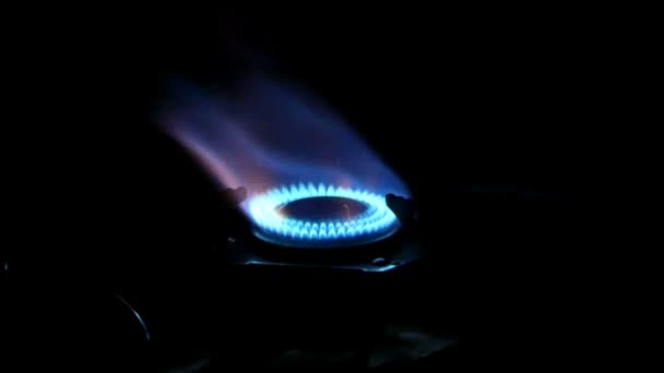 die Zungen der blauen Flamme auf einem Gasherdring in der Nacht - Filmmaterial, Video