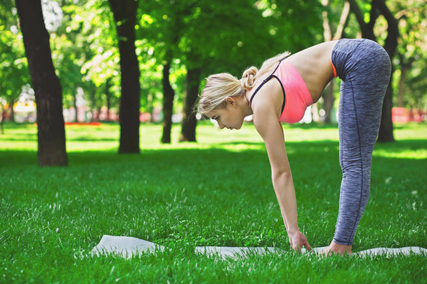 Woman stretching in the park outdoors - Foto, Imagem