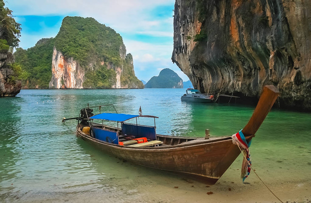 Idegenforgalmi csónakot egy csodálatos öbölben fekszik, a thai partján - Fotó, kép