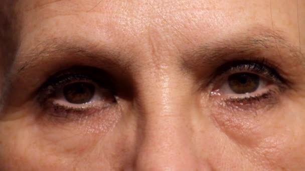 Κουρασμένα μάτια μιας γυναίκας μετά 55 ετών - Πλάνα, βίντεο