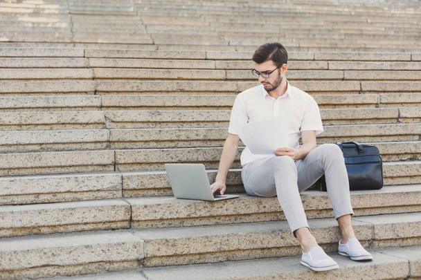 Mladý podnikatel pracuje s notebookem venku - Fotografie, Obrázek