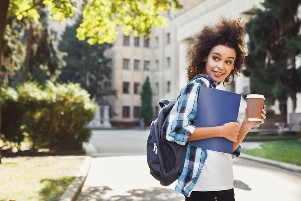 Studente ragazza con zaino e cartelle di lavoro a sfondo edificio universitario
 - Foto, immagini
