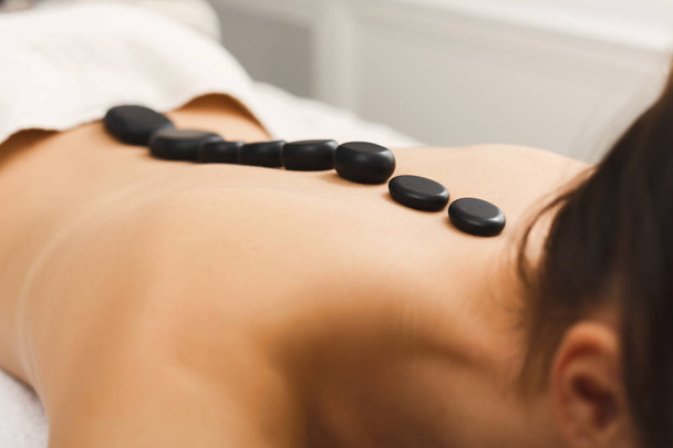 Kobieta coraz gorące kamienie masaż w spa salon - Zdjęcie, obraz