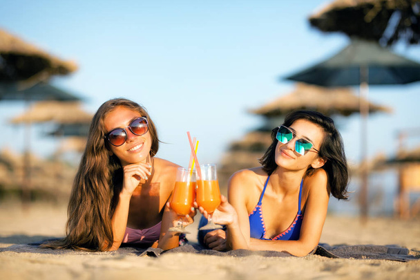 сексуальні дівчата розважаються на пляжі
 - Фото, зображення
