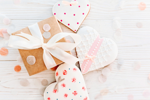 Boldog anyák napja üdvözlőlap. cookie szívét és kézműves ajándék doboz és konfetti fehér rusztikus, fából készült háttér lapos feküdt. hely, a szöveg. Boldog Valentin-napot, vagy női. modell - Fotó, kép