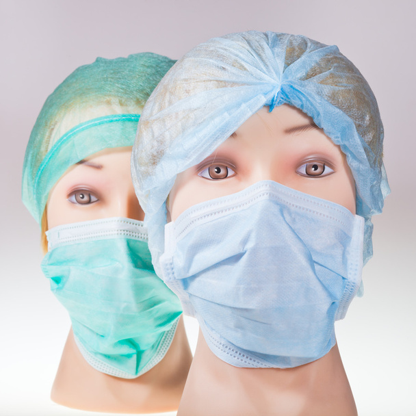 Dummy orvos fejek textil sebészeti sapkát és maszkot visel - Fotó, kép