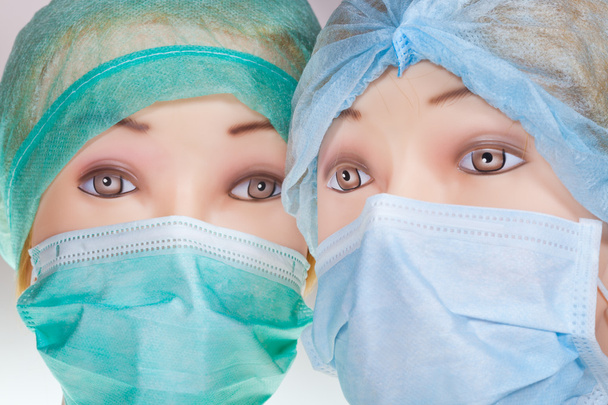 Cabezas de médico maniquí con gorra quirúrgica textil y máscara
 - Foto, imagen